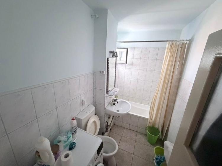Apartament cu 3 camere semidecomandat, mobilat în Lujerului