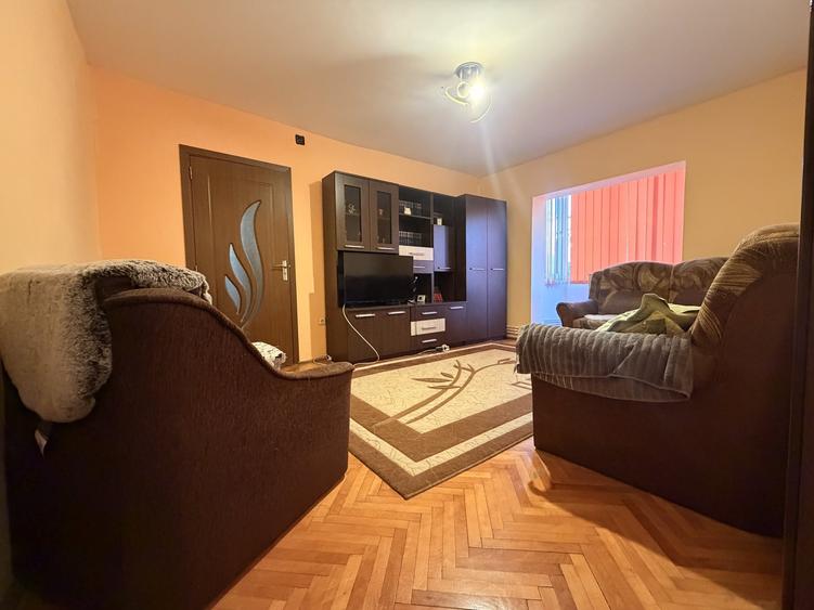 Apartament cu 3 camere semidecomandat, mobilat în Girocului