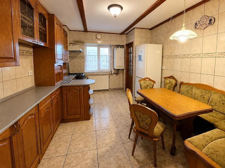 Apartament cu 4 camere decomandat în Banca Națională