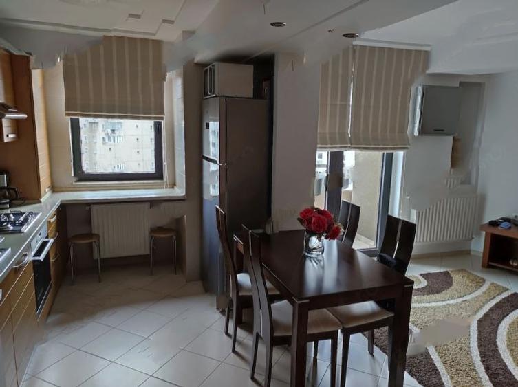 Apartament cu 3 camere semidecomandat în P-ța Muncii