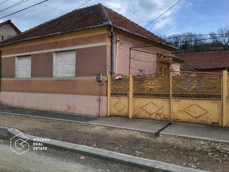 Casă individuală cu 5 camere cu Canalizare în Central