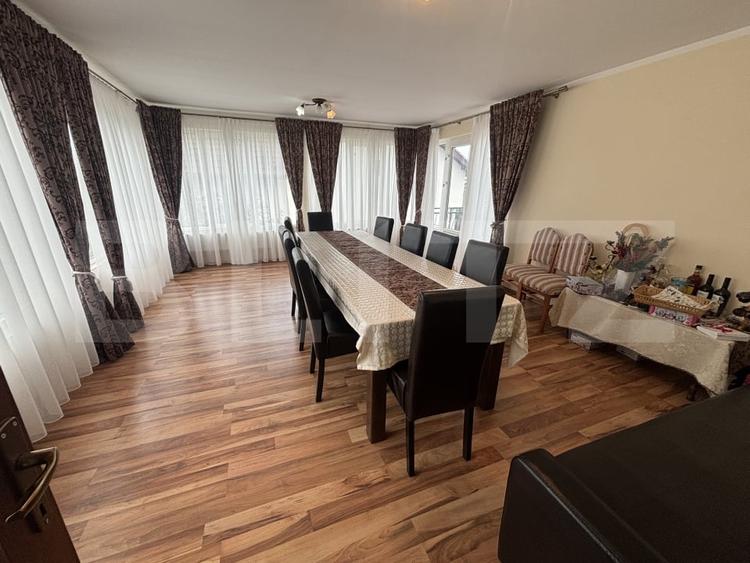 Casă individuală cu 9 camere cu Canalizare în Est