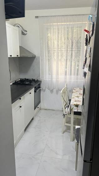 Apartament cu 4 camere semidecomandat în Apusului