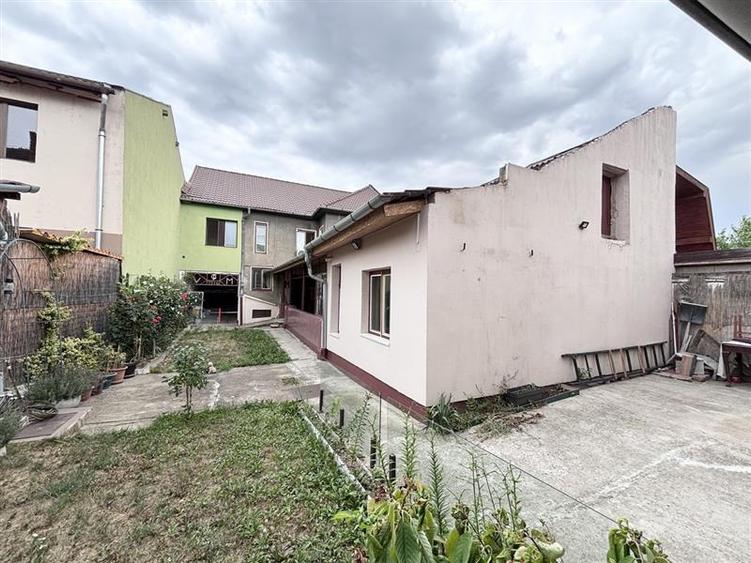 Casă individuală cu 8 camere cu Canalizare în Central
