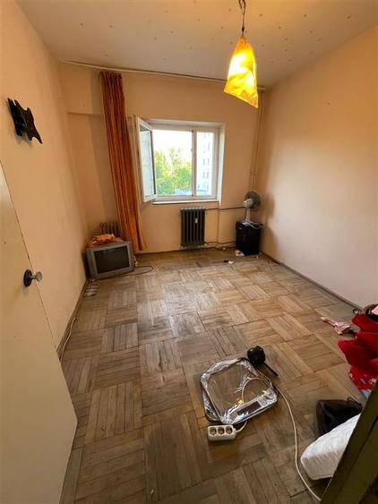 Apartament cu 3 camere decomandat în Podu Roș