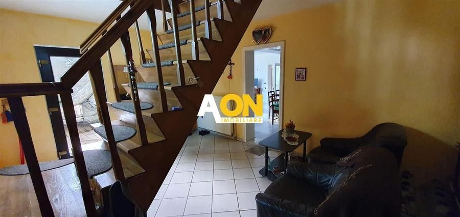 Casă individuală cu 7 camere cu Canalizare în Sântimbru