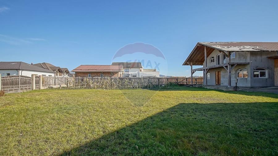 Casă individuală cu 5 camere cu Teren 700 Mp în Sânpetru