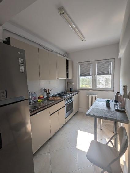 Apartament cu 3 camere semidecomandat, mobilat în Central