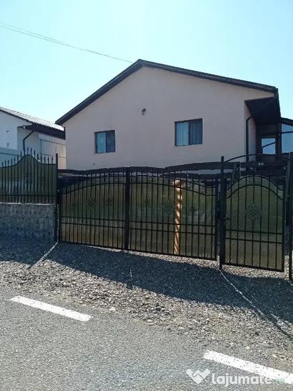 Casă cu 4 camere în Criș