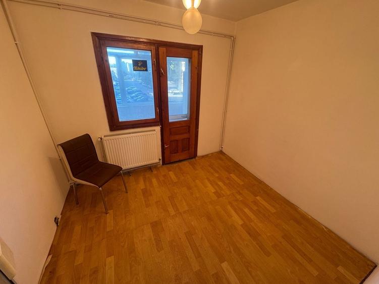 Apartament cu 4 camere decomandat în CET