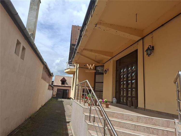 Casă individuală cu 7 camere cu Canalizare în Turnișor