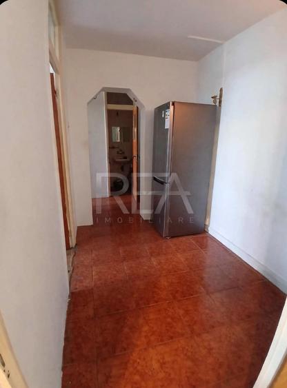 Apartament cu 3 camere semidecomandat, mobilat în Berceni