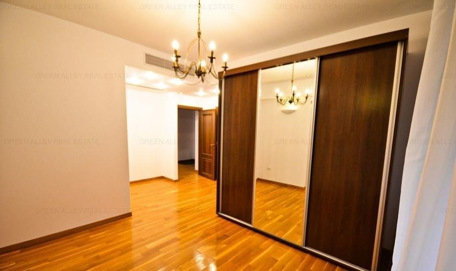 Apartament cu 4 camere semidecomandat în Capitale