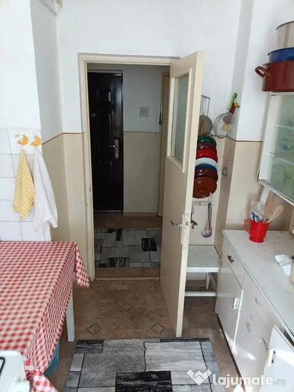 Apartament cu 3 camere semidecomandat, mobilat în Central