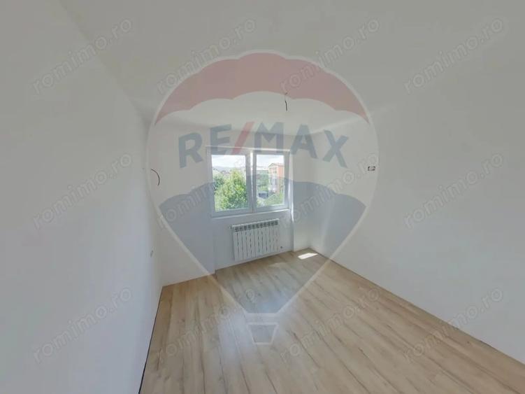 Apartament cu 4 camere decomandat în Central