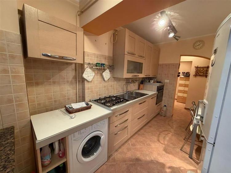 Apartament cu 3 camere decomandat, mobilat în Central