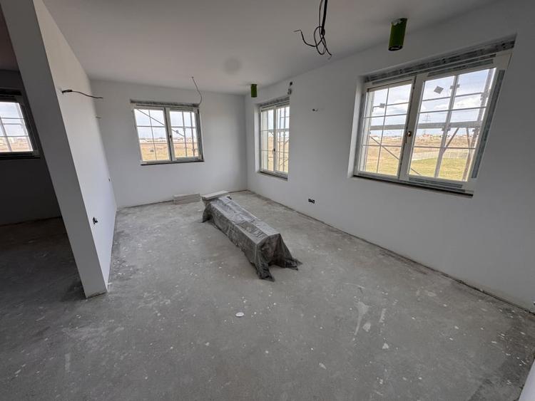 Casă individuală cu 5 camere cu Piscina în Moșnița Nouă