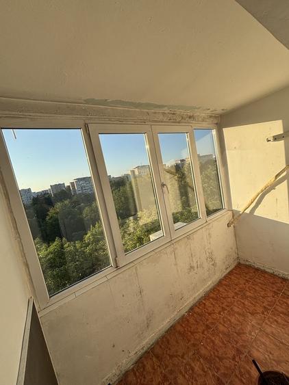 Apartament cu 3 camere semidecomandat în Apărătorii Patriei