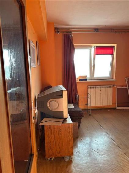 Apartament cu 4 camere semidecomandat în Berceni