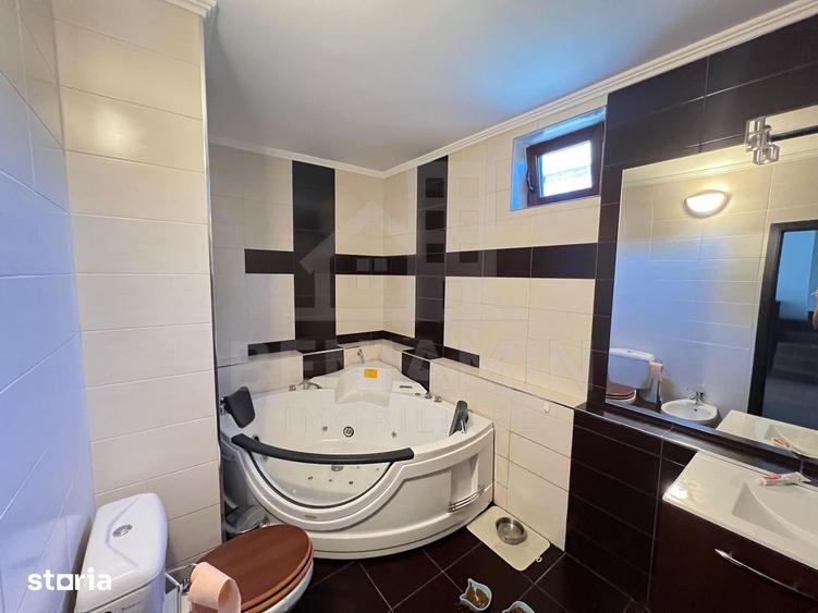 Casă cu 8 camere cu Teren 1100 Mp în Central