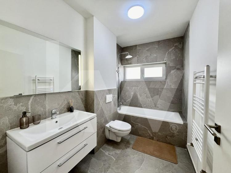 Apartament cu 4 camere decomandat în Cristian