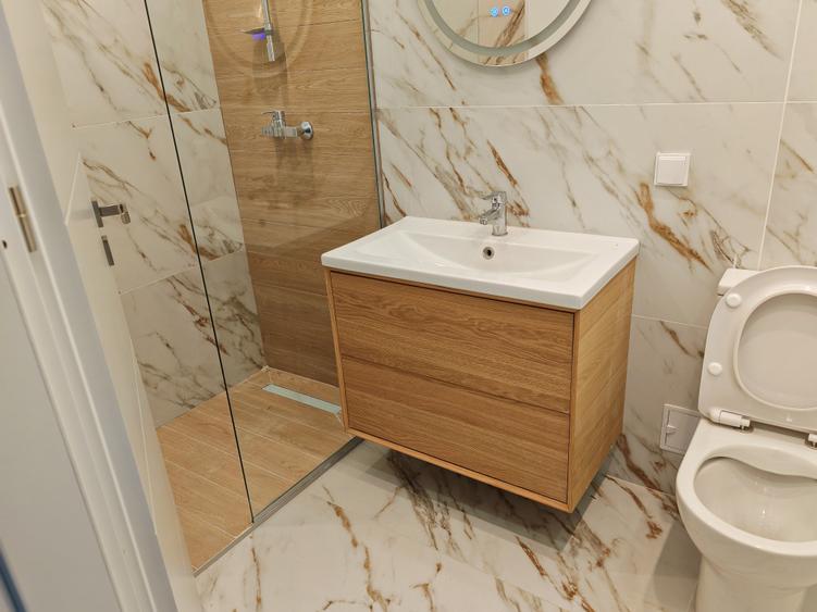 Apartament cu 3 camere semidecomandat în Tractorul