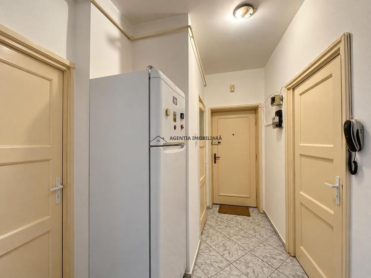 Apartament cu 3 camere semidecomandat în Floreasca