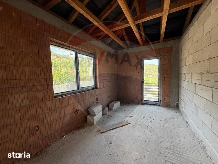 Casă cu 5 camere cu Teren 343 Mp în Podgoria