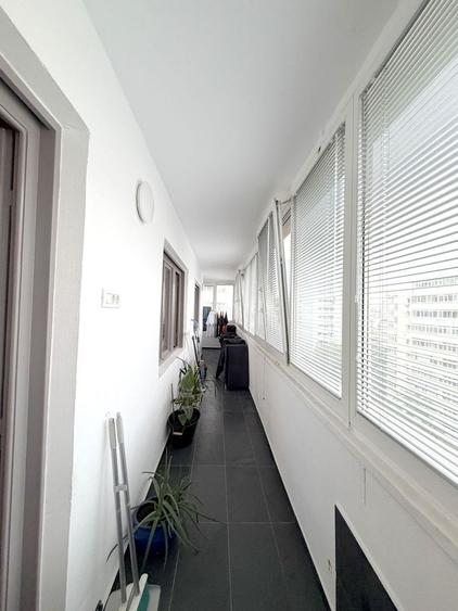 Apartament cu 3 camere semidecomandat, mobilat în Titulescu