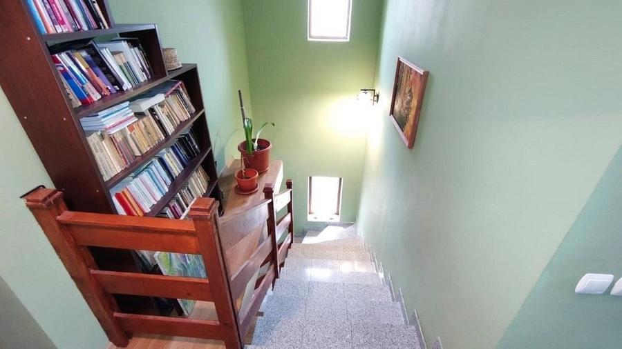 Casă individuală cu 4 camere cu Canalizare în Iris