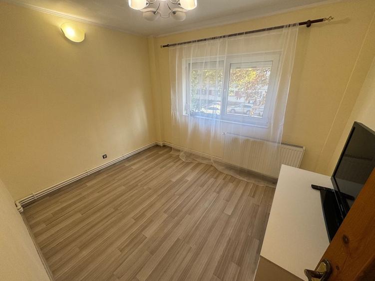 Apartament cu 4 camere decomandat, mobilat în Casa de Cultură