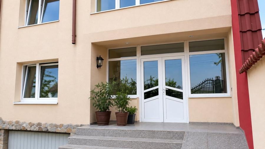 Casă individuală cu 8 camere cu Canalizare în Lascăr Catargiu
