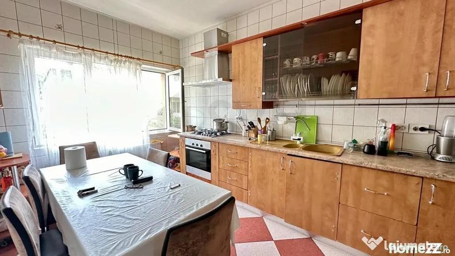 Casă cu 7 camere cu Teren 180 Mp în Vatra Luminoasă