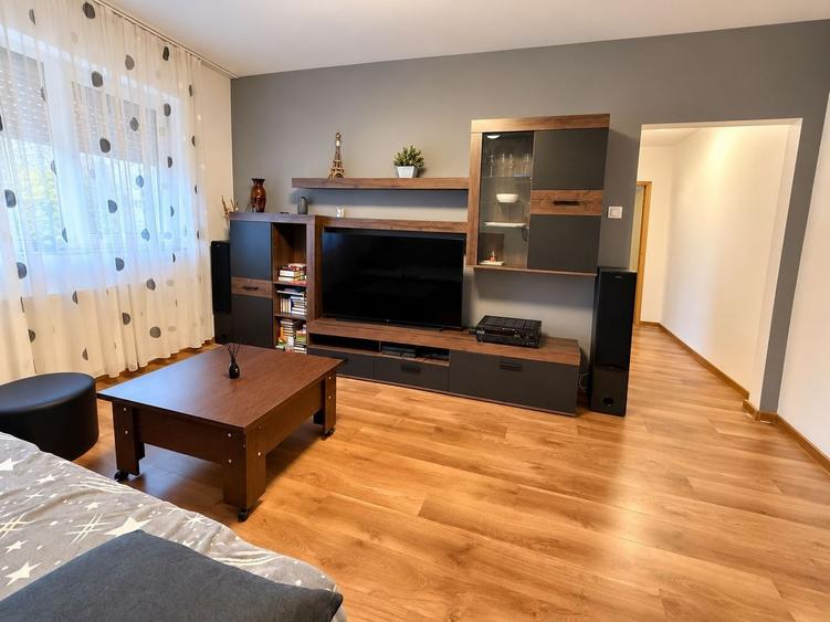 Apartament cu 3 camere semidecomandat în Complex Studențesc