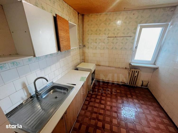 Apartament cu 4 camere semidecomandat în Calea București