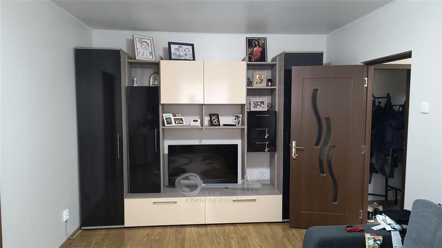 Apartament cu 3 camere nedecomandat în Podu Roș