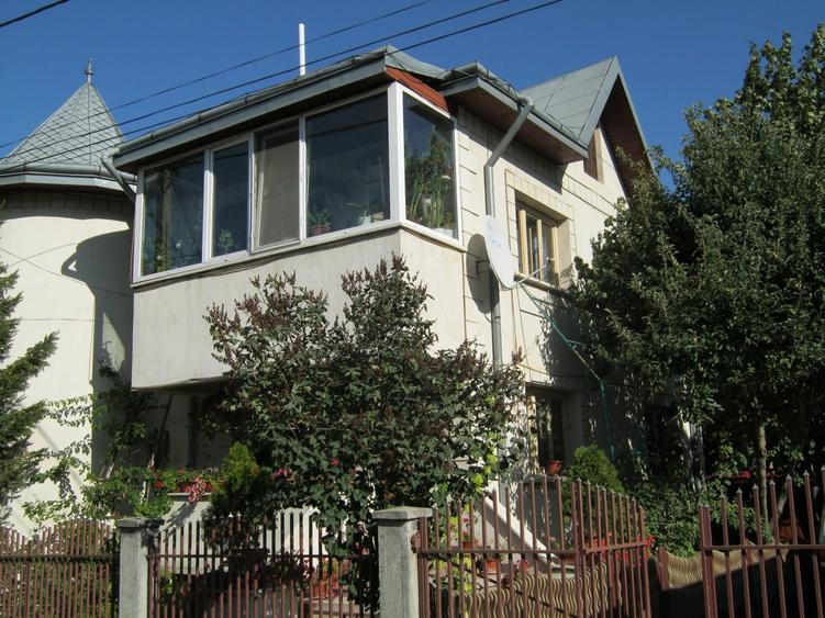 Casă individuală cu 4 camere cu Garaj în Central