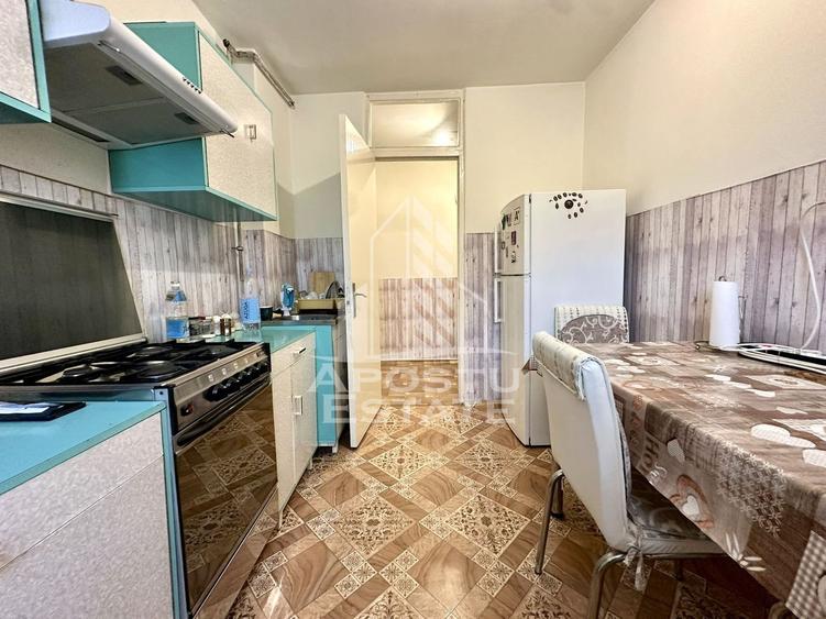 Apartament cu 3 camere semidecomandat, mobilat în Girocului