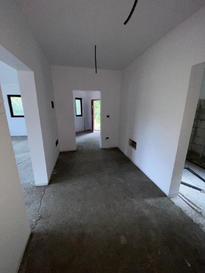 Casă cu 5 camere cu Teren 6060 Mp în Potoci