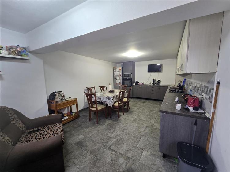 Casă individuală cu 5 camere cu Teren 2000 Mp în Recea