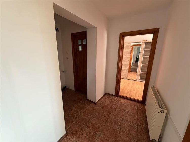 Apartament cu 3 camere decomandat, mobilat în Central