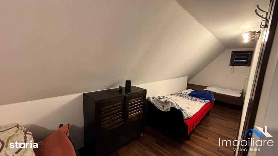 Casă cu 5 camere decomandat cu Teren 100 Mp în Petros