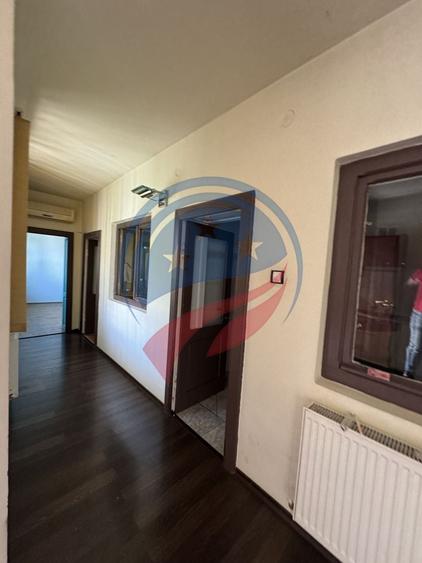 Casă individuală cu 9 camere cu Canalizare în Ultracentral