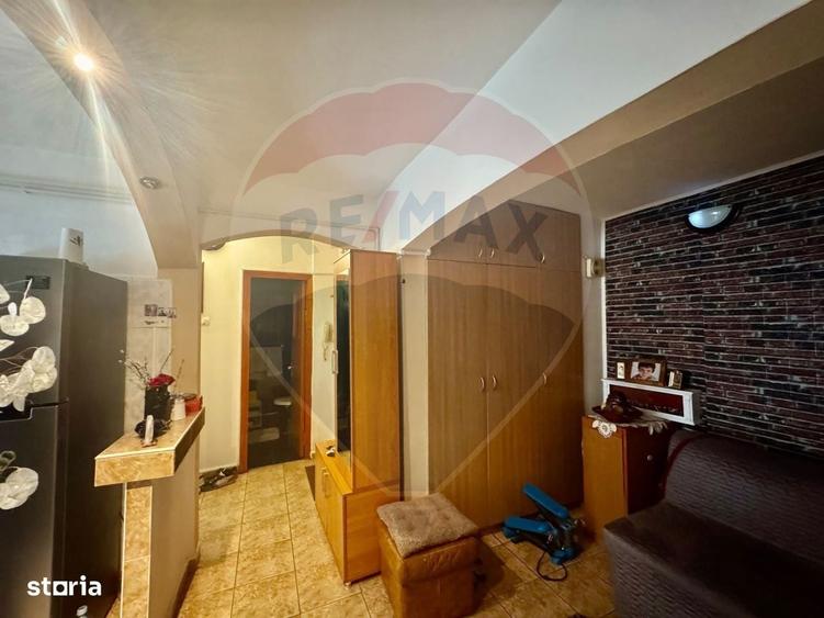 Apartament cu 4 camere decomandat în Craiovița Nouă