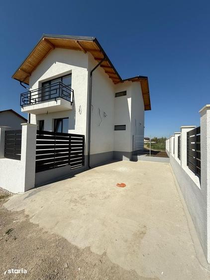 Casă cu 4 camere cu Teren 490 Mp în Păulești