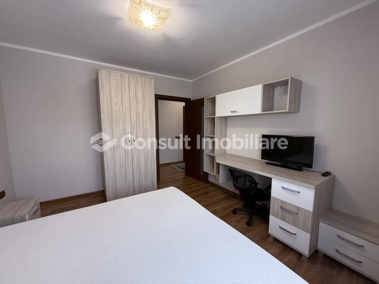 Apartament cu 3 camere semidecomandat, mobilat în Central