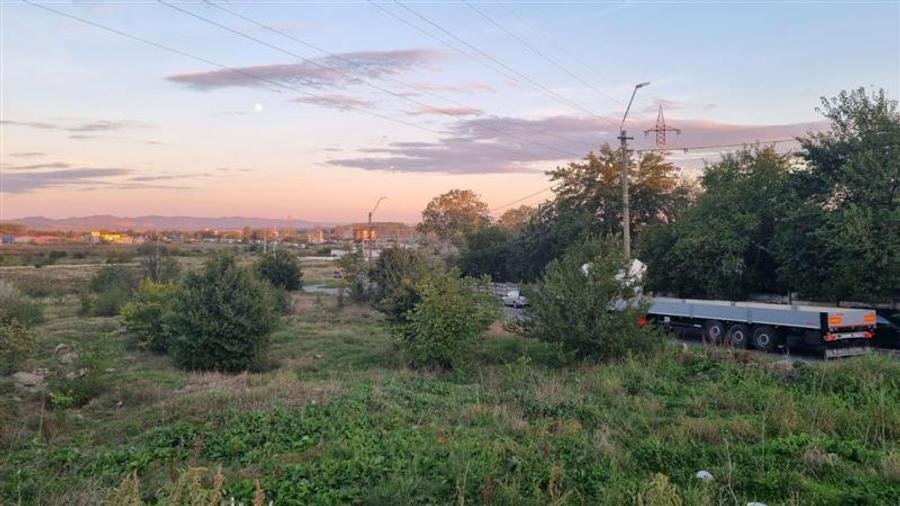 Teren Construcții intravilan de 14100 mp, în Est