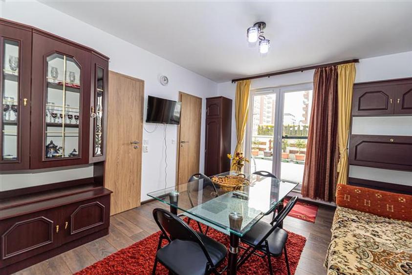 Apartament cu 3 camere decomandat, mobilat în Tractorul