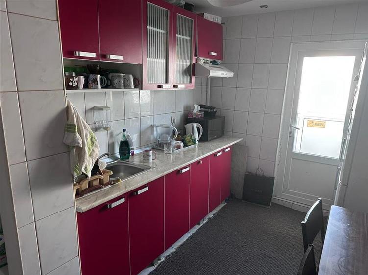 Apartament cu 3 camere decomandat, mobilat în Baza 3