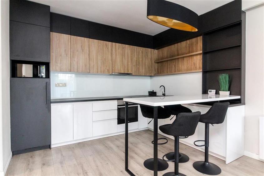 Apartament cu 2 camere semidecomandat, mobilat în Central